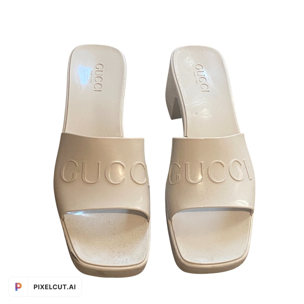 GUCCI Plastique logo-embossed rubber mules in Mystic White - Picture 2 of 10